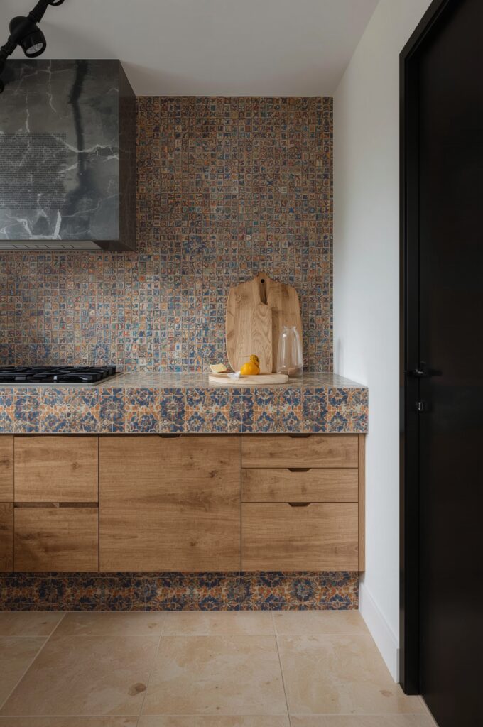 Narrow Tile Counter with Bold Edges